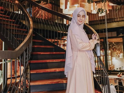 6 Inspirasi Busana Syar'i Fashionable untuk Kondangan Minggu Ini