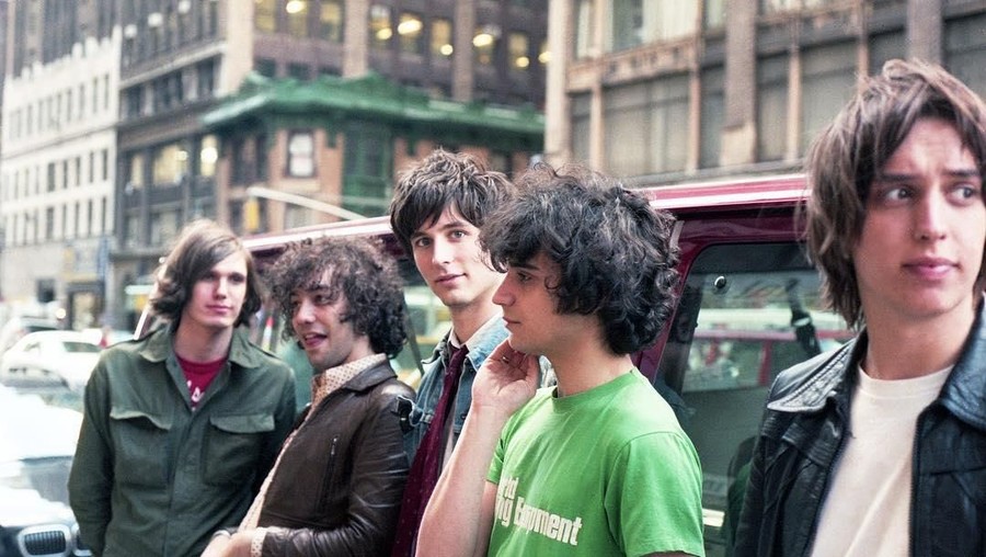 Lirik Lagu At The Door - The Strokes Ulasan mengenai lirik lagu terbaru The Strokes yang berjudul At The Door.