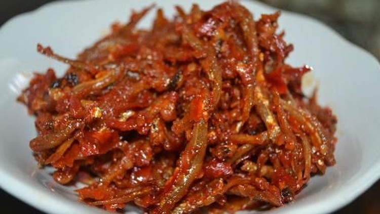 Bunda suka makanan pedas? Sepertinya sambal teri pedas bisa jadi pilihan nih. Berikut ini tips menggoreng sambal teri pedas yang bisa Bunda praktikan di rumah.