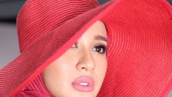 Bagaimana Cara Memilih Warna Lipstik bagi Pengguna Hijab? Simak Caranya!