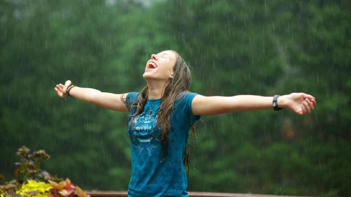 5 Rekomendasi Foundation Anti Luntur yang Cocok untuk Musim Hujan