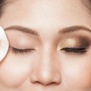 Tips Bersihkan Makeup Mata dengan Mudah Tanpa Iritasi