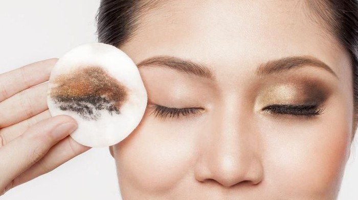 Tips Bersihkan Makeup Mata dengan Mudah Tanpa Iritasi
