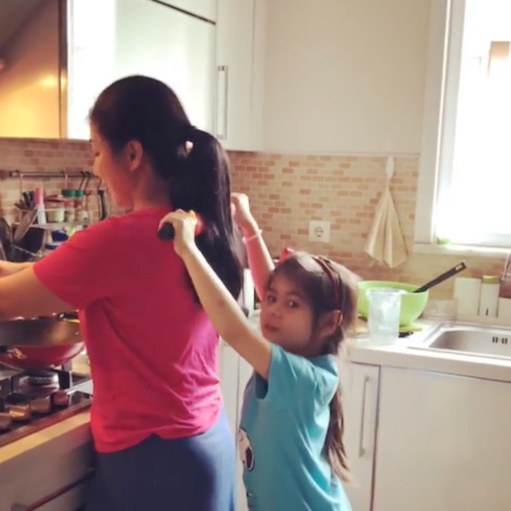 <p>Momen saat sang putri membantu memijat Siti 'KDI' yang saat itu tengah masak untuk menu buka puasa. <em>So sweet</em> ya. (Foto: Instagram @siti_perk)</p>