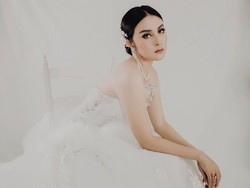 5 Potret Cantik Calon Istri Kevin Aprilio Pakai Gaun Nikah