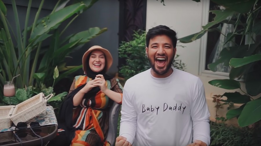 Irish Bella positif hamil lagi. Kabar bahagia dibagikan di laman video Youtube milik Irish dan suaminya, Ammar Zoni.