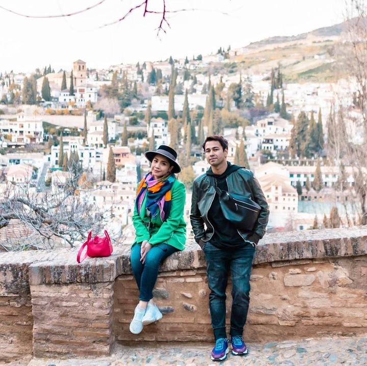 "<em>Kita pose dan angle fotonya ala-ala "Memories Of The Alhambra". Film Korea shootingnya di ALHAMBRA ini lho emang bener-bener bagus banget tempatnya. Belum bisa move on,</em>" tulis Raffi dan Nagita di Instagram. (Foto: Instagram @raffinagita1717)