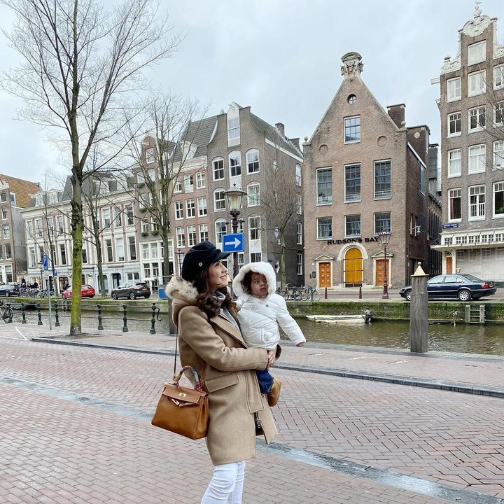 <p>Bersama si kecil Zenecka yang sama-sama modis dan cantik. Suka ya, Bun, lihat gaya ibu dan anak satu ini. (Foto: Instagram @carissa_puteri)</p>