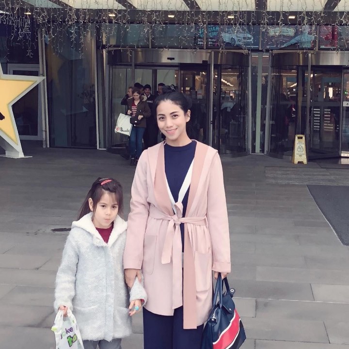 <p>Siti 'KDI' melahirkan anak pertamanya berjenis kelamin perempuan yang diberi nama Elif Kayla Peerk pada 21 Agustus 2013. (Foto: Instagram @siti_perk)</p>