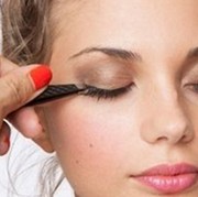 Untuk Para Pemula, Ini Cara Menggunakan Fake Eyelashes Seperti Para Profesional