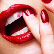 Hindari Lipstick Menempel Pada Gigi dengan 3 Trik Berikut