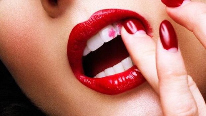 Hindari Lipstick Menempel Pada Gigi dengan 3 Trik Berikut