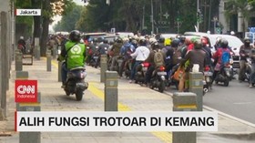 VIDEO: Pasca Revitalisasi, Pengendara Lintasi Trotoar Kemang