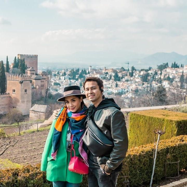 Sepertinya Nagita dan Raffi sangat terkesima dengan keindahan dan pesona Granada. "<em>Sebuah Cerita Klasik Untuk Masa Depan. Tempat tempat indah dan Kenangan kenangan indah</em>," tulis keduanya. (Foto: Instagram @raffinagita1717)