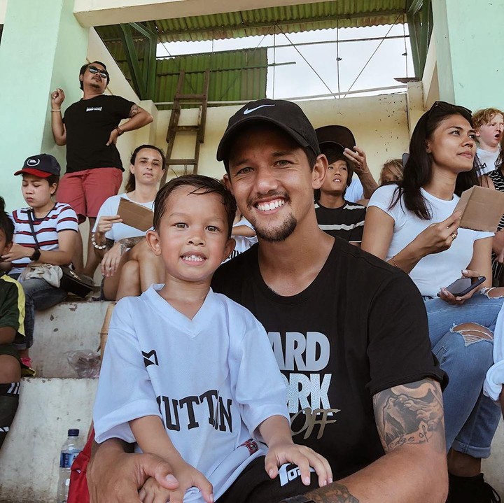 <p>Enggak ketinggalan, bintang Timnas Indonesia ini juga menemani putranya, Kenji saat ikut pertandingan sepakbola pertama kali, Bun. (Foto: Instagram @kenjizizoubachdim)</p>