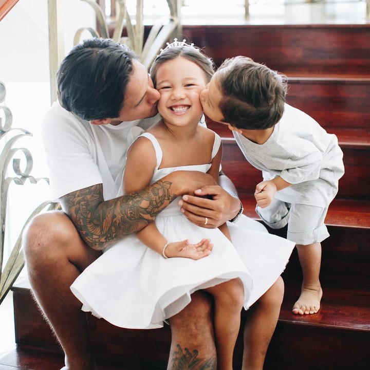 <p>Ayah Irfan dan Kenji sayang kakak Kiyomi! (Foto: Instagram @ibachdim)</p>