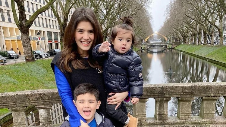Carissa Puteri traveling bareng anak.