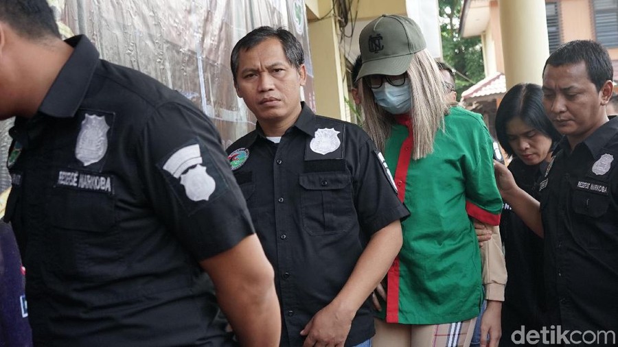 Lucinta Luna ungkap sosok yang menjual obat Psikotropika padanya dan ditangkap oleh kepolisian Jakarta Barat.