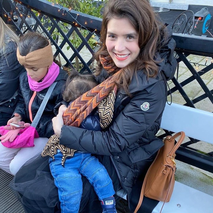 <p>Menikmati keindahan kota Brussel, Belgia tak membuat Carissa lupa akan tugasnya untuk menyusui Zenecka. Carissa tetap percaya diri menyusui anak keduanya yang masih berusia 15 bulan di tempat umum. Kuncinya, memakai baju ramah menyusui, sehingga tidak menggaganggu. (Foto: Instagram @carissa_puteri)</p>