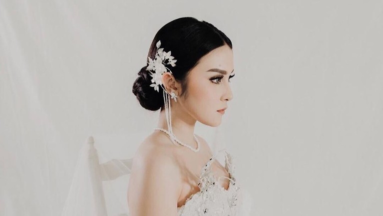 Vicy Melanie dikabarkan akan segara menikah dengan Kevin Aprilio. Berikut ini potret cantik Vicy saat dibalut gaun pernikahan.