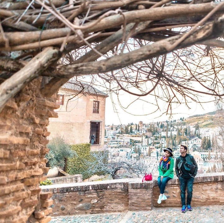 Di Granada, Raffi Ahmad dan Nagita Slavina mengunjungi kompleks istana sekaligus benteng megah, Alhambra. (Foto: Instagram @raffinagita1717)
