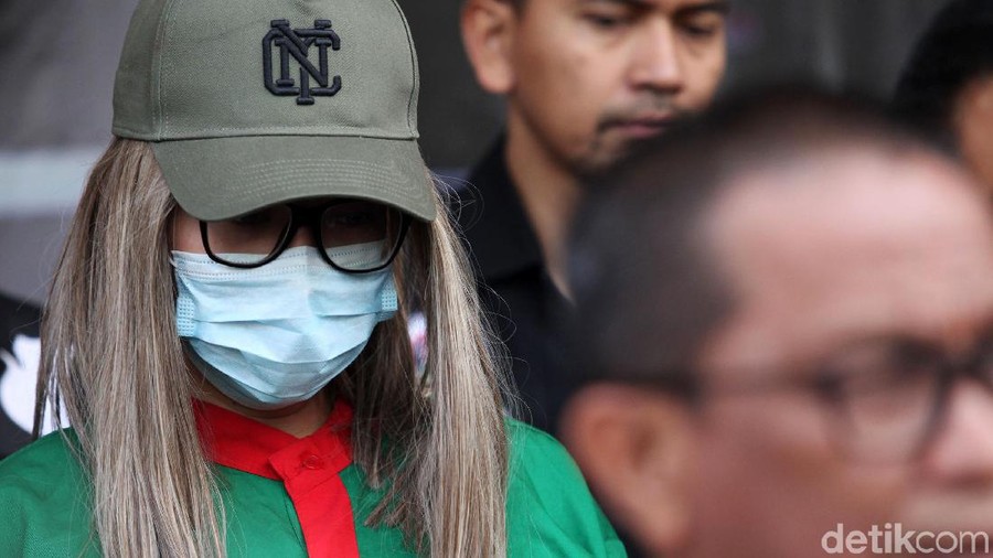 Polisi menjelaskan akan menunggu putusan pengadilan apakah Lucinta Luna akan masuk ke sel pria atau wanita.