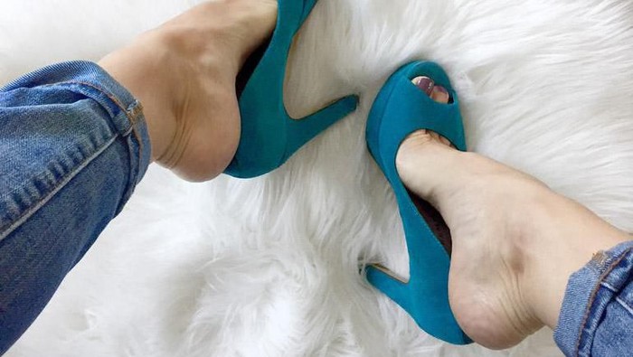 Sepatu Kamu Sempit? Coba Besarkan Ukuran Sepatumu dengan Fashion Hack Ini!