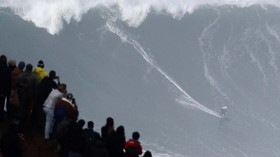 FOTO: Ajang Surfing di Pantai Berombak Ganas