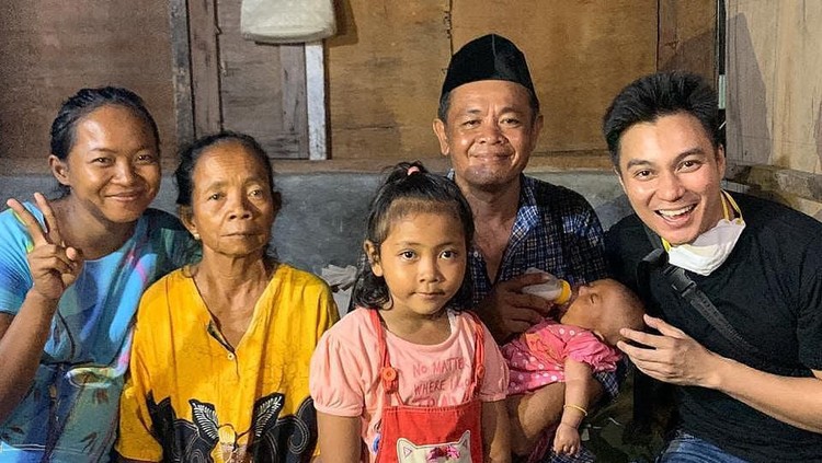 Seorang sopir angkot di Semarang viral lantaran bekerja sambil membawa bayinya. Hal ini membuat Baim tergerak memberikan bantuan pada sopir angkot tersebut.