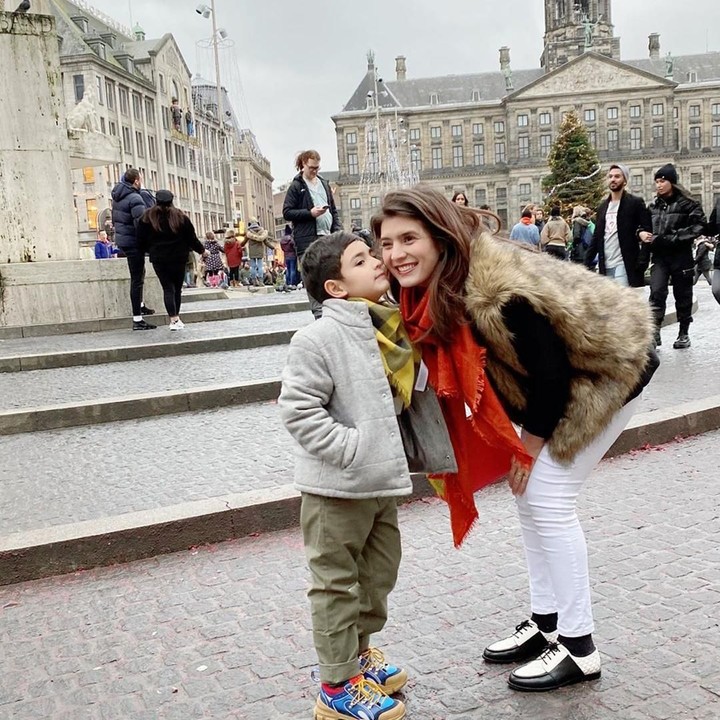 <p>Menghadapi perubahan suhu yang sangat dingin, Carissa tampak sudah siaga membawakan pakaian hangat untuk anak-anaknya. (Foto: Instagram @carissa_puteri)</p>