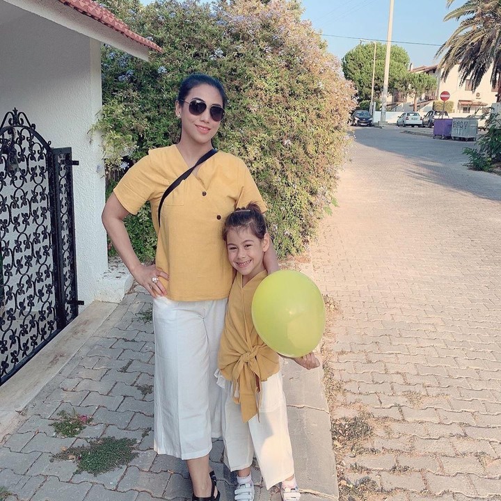 <p>Kompaknya Siti 'KDI' dan sang putri mengenakan pakaian berwarna senada, kuning dan putih.  (Foto: Instagram @siti_perk)</p>