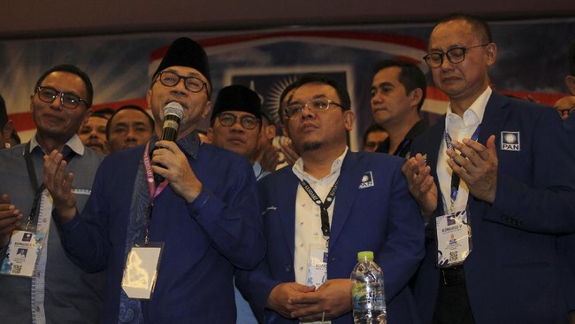 Waketum PAN Bimar Arya menyebut pihaknya akan berbicara situasi politik saat ini, termasuk kabar reshuffle yang kembali menguat beberapa waktu lalu.