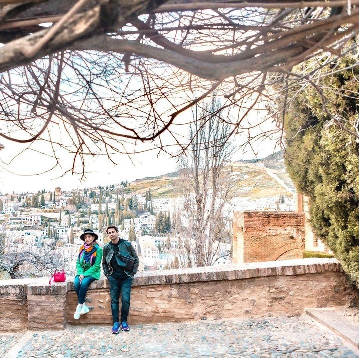 Seperti diketahui Alhambra pernah digunakan sebagai lokasi syuting drama Korea <em>Memories of the Alhambra</em>. Raffi dan Nagita pun menggunakan kesempatan itu untuk foto ala-ala <em>Memories of the Alhambra.</em> (Foto: Instagram @raffinagita1717)