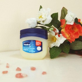 Bongkar Segudang Manfaat Vaseline Petroleum Jelly, dari Alis sampai Bibir