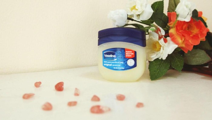 Bongkar Segudang Manfaat Vaseline Petroleum Jelly, dari Alis sampai Bibir