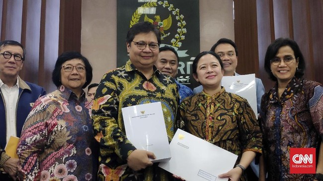 Alasan pemerintah soal typo alias salah ketik di Pasal 170 draf Omnibus Law Cipta Kerja dianggap aneh. Pengamat mengendus motif lain di balik kesalahan itu.