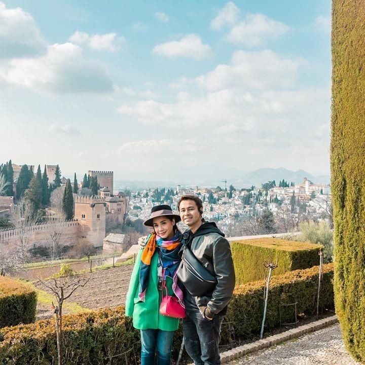 Raffi Ahmad dan Nagita Slavina melanjutkan liburan mereka di Eropa. Kali ini mereka berlibur di Spanyol. Salah satu kota yang mereka singgahi adalah Granada. Foto: Instagram @raffinagita1717