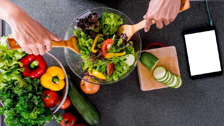 Ingin menghidangkan menu makan sehat untuk keluarga Bunda? Coba resep salad sayur yang satu ini yuk! Dengan mayonnaise homemade resep ini jadi lebih spesial.