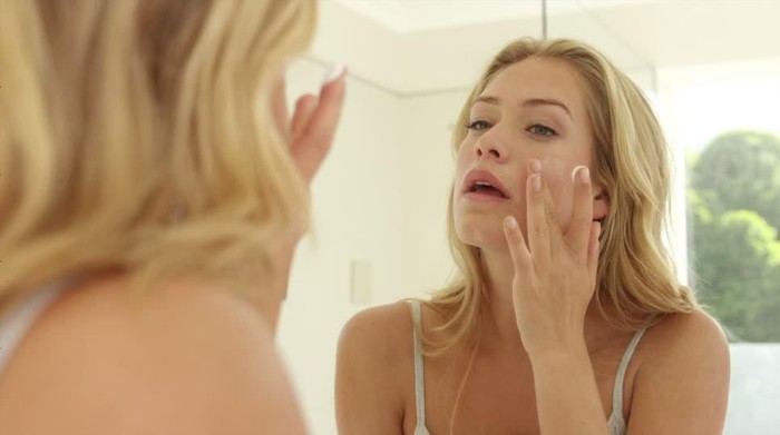 Dipijat vs Ditepuk, Manakah Metode Skincare yang Paling Tepat?