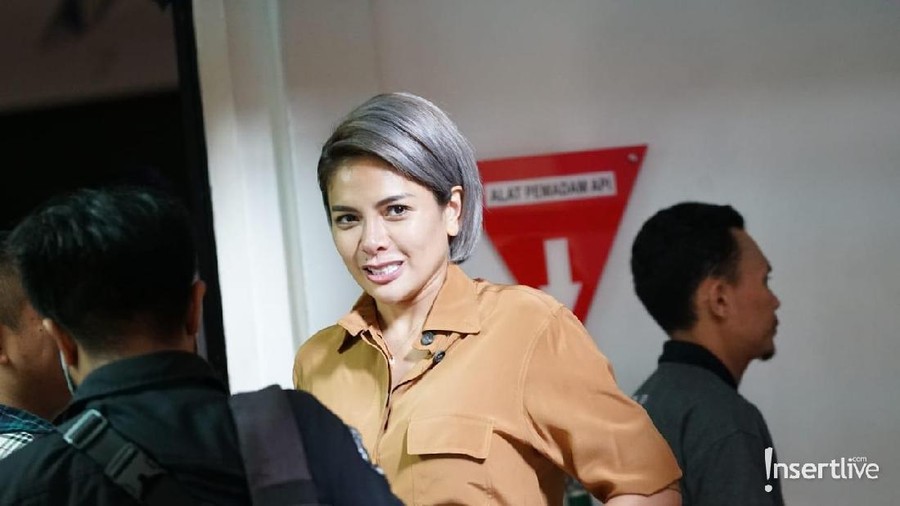Azka, anak kedua Nikita Mirzani mewarnai rambutnya dengan warna biru kehijauan.