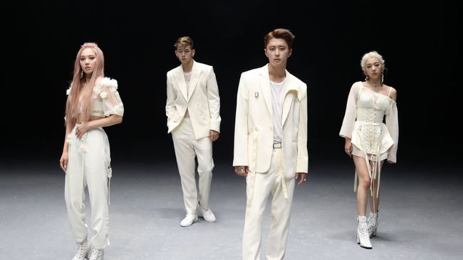 KARD comeback lewat mini album RED MOON, di mana mereka kembali ke irama moombahton setelah sempat mencoba gaya trap dalam single terdahulu.