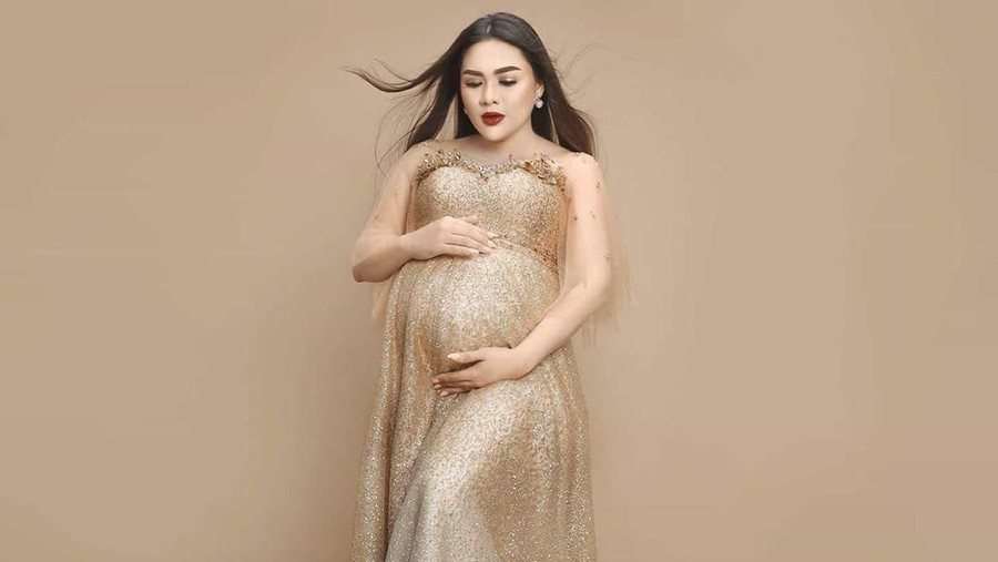 Netizen memuji penampilan Vicky Shu yang tetap terlihat cantik dan seksi saat hamil 9 bulan.