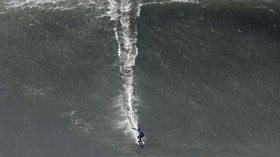Surfer Wanita Sabet Rekor Selancar di Ombak Tertinggi Dunia