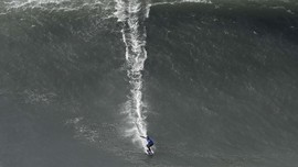 Surfer Wanita Sabet Rekor Selancar di Ombak Tertinggi Dunia