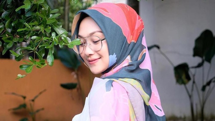 Simak 3 Inspirasi Model Hijab Untuk Hijabers Berkacamata Ini Agar Tetap Nyaman Dipakai