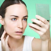 Duh Ladies! Ini Ternyata Dampak Buruk Kalau Terlalu Sering Berkaca! Seremmm...