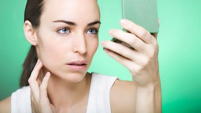 Duh Ladies! Ini Ternyata Dampak Buruk Kalau Terlalu Sering Berkaca! Seremmm... Duh Ladies! Ini Ternyata Dampak Buruk Kalau Terlalu Sering Berkaca! Seremmm...