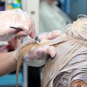 Gimana rasanya bleaching rambut? Beneran sakit dan bikin rambut rusak ya?