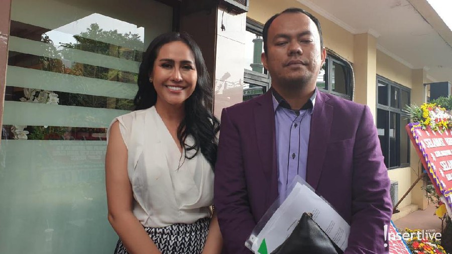 Ratu Meta mendatangi Polres Metro Jakarta Selatan untuk melaporkan akun Instagram yang menghinanya.