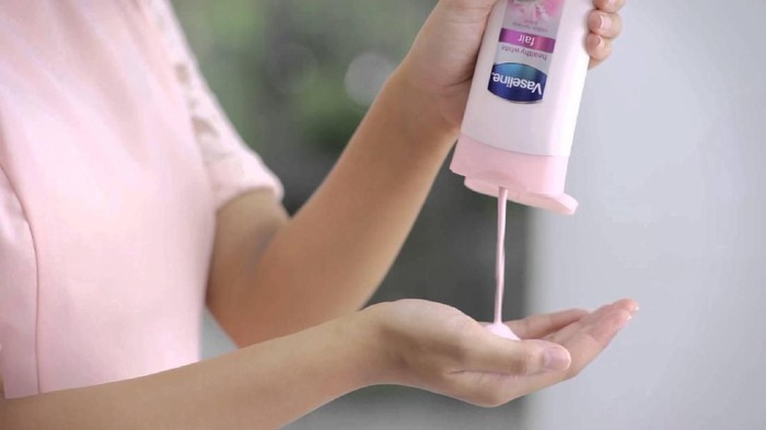 Mau Kulit Putih dalam 5 Detik? Pakai Vaseline White Insta Fair Ladies!